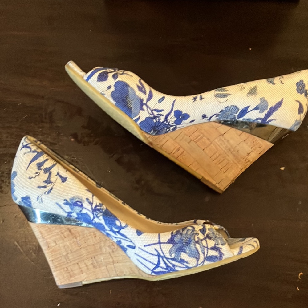 Gucci blue and white floral print canvas peep toe wedge sandal heels - Picture 3 of 8
